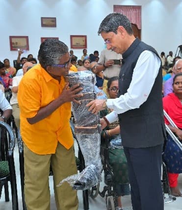 Honourable  Governor distributing limb